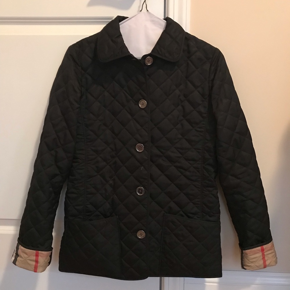 Burberry quilted jacket in black.